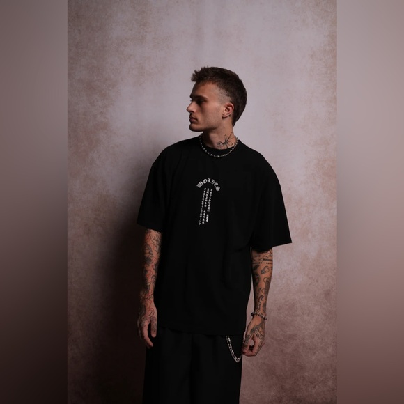 WOLVES SCROLL "PREMIUM" OVERSIZED TEE IN BLACK - Picture 2 of 6